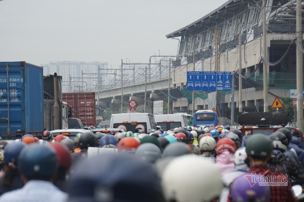 Cả phía Đông Sài Gòn kẹt cứng, đi 3 tiếng nhích được 1km - 8 Cả phía Đông Sài Gòn kẹt cứng, đi 3 tiếng nhích được 1km - 8