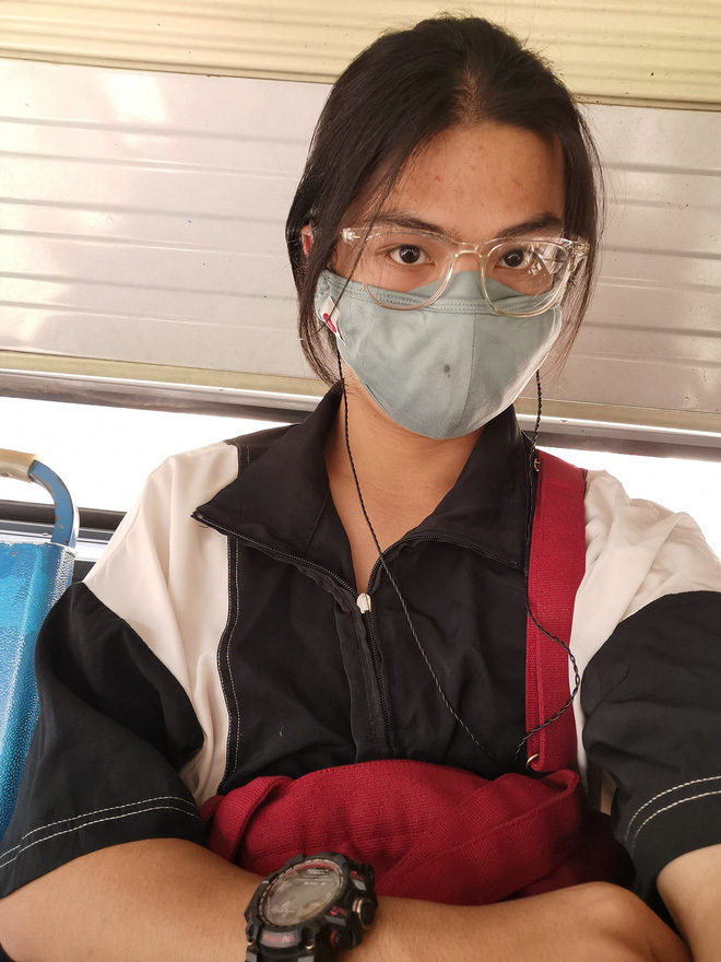 Nuôi tóc dài như con gái, nam thanh niên bị ông chú sàm sỡ nhưng ẫm bình tĩnh chụp ảnh rồi hạ màn 'ngoạn mục' Nuôi tóc dài như con gái, nam thanh niên bị ông chú sàm sỡ nhưng ẫm bình tĩnh chụp ảnh rồi hạ màn 'ngoạn mục'