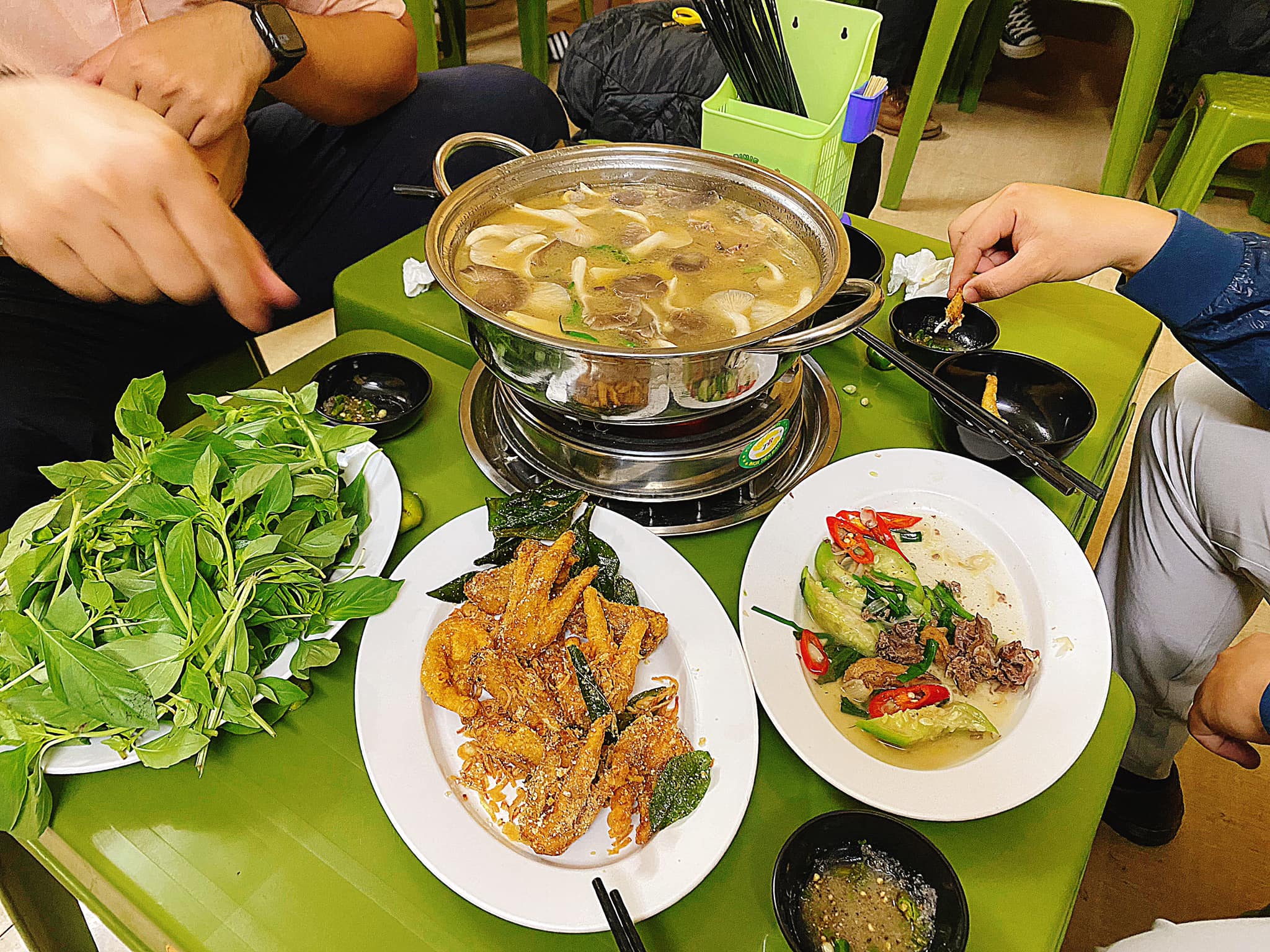 Quán Lẩu gà lá é Đà Lạt ở Hà Nội vừa được review khen đã có thực khách tới chê: Khách kêu 'lèo tèo', không đầy đặn như review, chủ quán thanh minh nhưng không được đồng tình? - 4 Quán Lẩu gà lá é Đà Lạt ở Hà Nội vừa được review khen đã có thực khách tới chê: Khách kêu 'lèo tèo', không đầy đặn như review, chủ quán thanh minh nhưng không được đồng tình? - 4