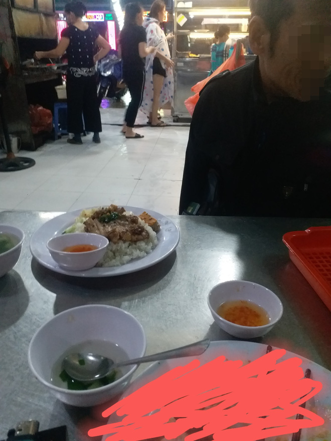 Vào ăn cơm tấm trong quán, ông cụ tàn tật được ra giá bất ngờ khiến vị khách bên cạnh phải hỏi lại: 'Chị có nhầm không?' Vào ăn cơm tấm trong quán, ông cụ tàn tật được ra giá bất ngờ khiến vị khách bên cạnh phải hỏi lại: 'Chị có nhầm không?'