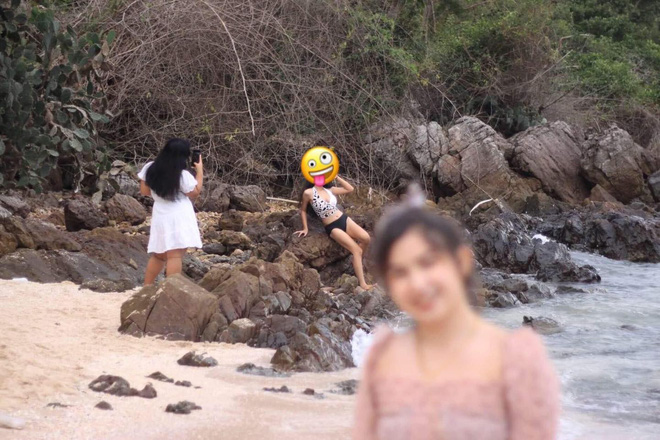 Pha chụp ảnh 'lệch ống ngắm' của thanh niên khiến hội chị em phẫn nộ, dân tình thì tò mò: 'Ông cầm máy còn sống không?' Pha chụp ảnh 'lệch ống ngắm' của thanh niên khiến hội chị em phẫn nộ, dân tình thì tò mò: 'Ông cầm máy còn sống không?'