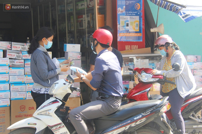 Chùm ảnh: Người Sài Gòn tranh thủ đi mua khẩu trang y tế phòng dịch Covid-19, giá bán vẫn bình ổn - 9 Chùm ảnh: Người Sài Gòn tranh thủ đi mua khẩu trang y tế phòng dịch Covid-19, giá bán vẫn bình ổn - 9
