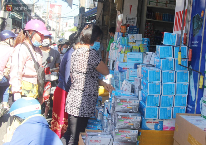 Chùm ảnh: Người Sài Gòn tranh thủ đi mua khẩu trang y tế phòng dịch Covid-19, giá bán vẫn bình ổn - 15 Chùm ảnh: Người Sài Gòn tranh thủ đi mua khẩu trang y tế phòng dịch Covid-19, giá bán vẫn bình ổn - 15