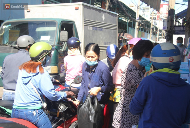 Chùm ảnh: Người Sài Gòn tranh thủ đi mua khẩu trang y tế phòng dịch Covid-19, giá bán vẫn bình ổn - 5 Chùm ảnh: Người Sài Gòn tranh thủ đi mua khẩu trang y tế phòng dịch Covid-19, giá bán vẫn bình ổn - 5