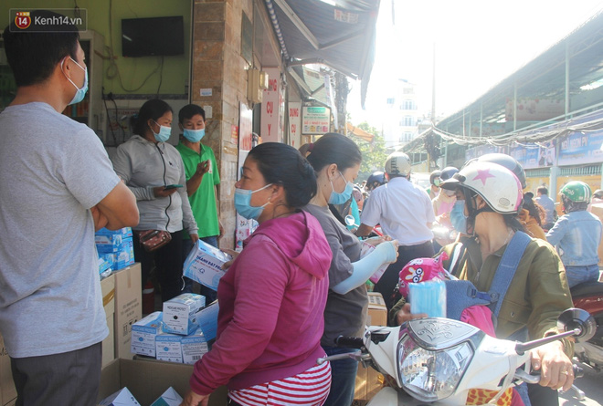 Chùm ảnh: Người Sài Gòn tranh thủ đi mua khẩu trang y tế phòng dịch Covid-19, giá bán vẫn bình ổn - 1 Chùm ảnh: Người Sài Gòn tranh thủ đi mua khẩu trang y tế phòng dịch Covid-19, giá bán vẫn bình ổn - 1