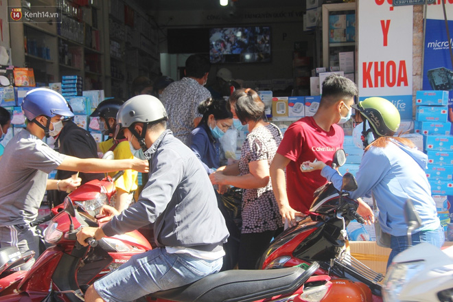 Chùm ảnh: Người Sài Gòn tranh thủ đi mua khẩu trang y tế phòng dịch Covid-19, giá bán vẫn bình ổn - 6 Chùm ảnh: Người Sài Gòn tranh thủ đi mua khẩu trang y tế phòng dịch Covid-19, giá bán vẫn bình ổn - 6