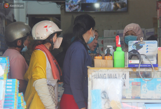 Chùm ảnh: Người Sài Gòn tranh thủ đi mua khẩu trang y tế phòng dịch Covid-19, giá bán vẫn bình ổn - 11 Chùm ảnh: Người Sài Gòn tranh thủ đi mua khẩu trang y tế phòng dịch Covid-19, giá bán vẫn bình ổn - 11