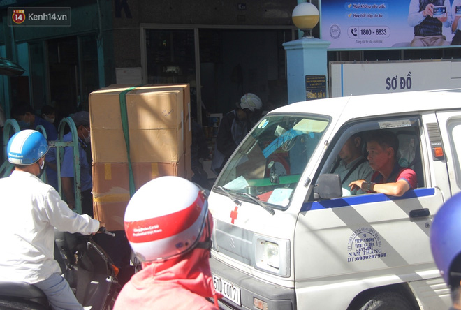 Chùm ảnh: Người Sài Gòn tranh thủ đi mua khẩu trang y tế phòng dịch Covid-19, giá bán vẫn bình ổn - 17 Chùm ảnh: Người Sài Gòn tranh thủ đi mua khẩu trang y tế phòng dịch Covid-19, giá bán vẫn bình ổn - 17