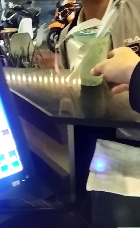 Nhậu say mèm, anh chồng vẫn cố ghé vào mua trà sữa cho 'sư tử Hà Đông' ở nhà, dân tình: 'Lách luật thế này thì ai mà chẳng qua' - 2 Nhậu say mèm, anh chồng vẫn cố ghé vào mua trà sữa cho 'sư tử Hà Đông' ở nhà, dân tình: 'Lách luật thế này thì ai mà chẳng qua' - 2
