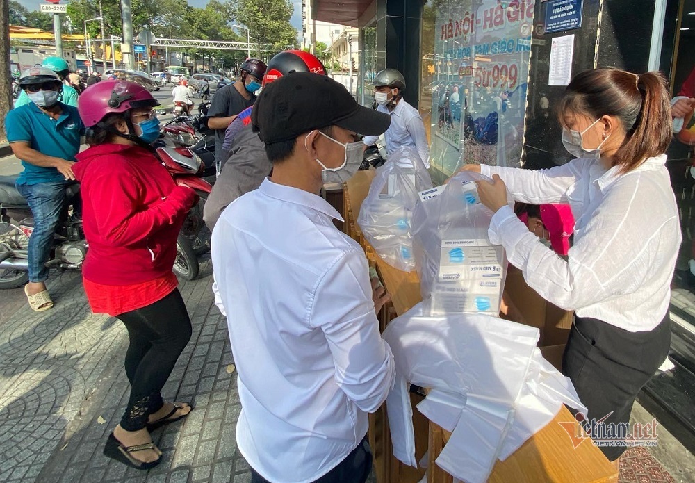 Người Sài Gòn đua nhau mua khẩu trang phòng dịch Covid-19 - 7 Người Sài Gòn đua nhau mua khẩu trang phòng dịch Covid-19 - 7