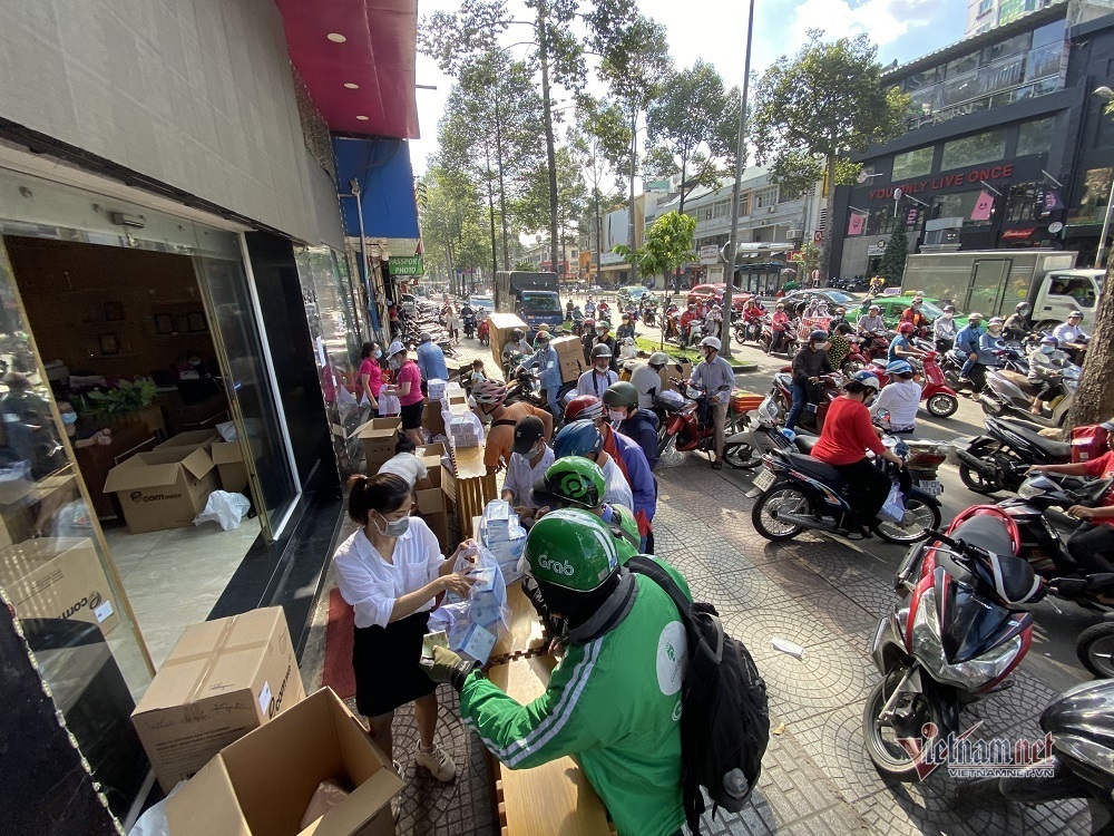 Người Sài Gòn đua nhau mua khẩu trang phòng dịch Covid-19 - 9 Người Sài Gòn đua nhau mua khẩu trang phòng dịch Covid-19 - 9