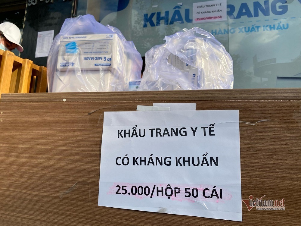Người Sài Gòn đua nhau mua khẩu trang phòng dịch Covid-19 - 1 Người Sài Gòn đua nhau mua khẩu trang phòng dịch Covid-19 - 1