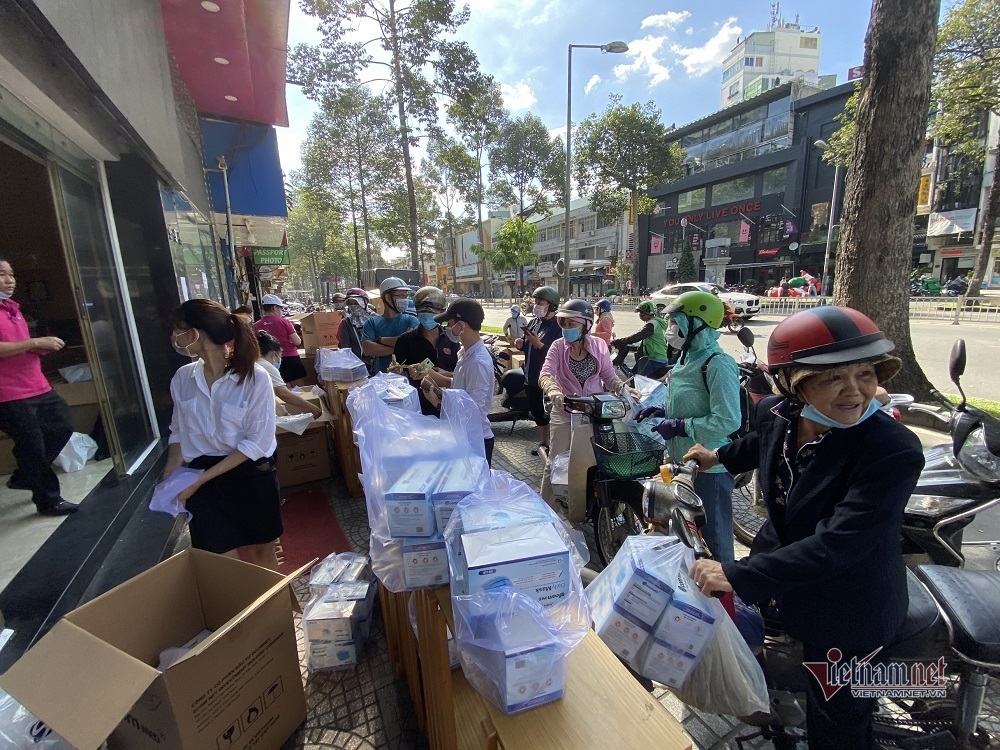 Người Sài Gòn đua nhau mua khẩu trang phòng dịch Covid-19 Người Sài Gòn đua nhau mua khẩu trang phòng dịch Covid-19