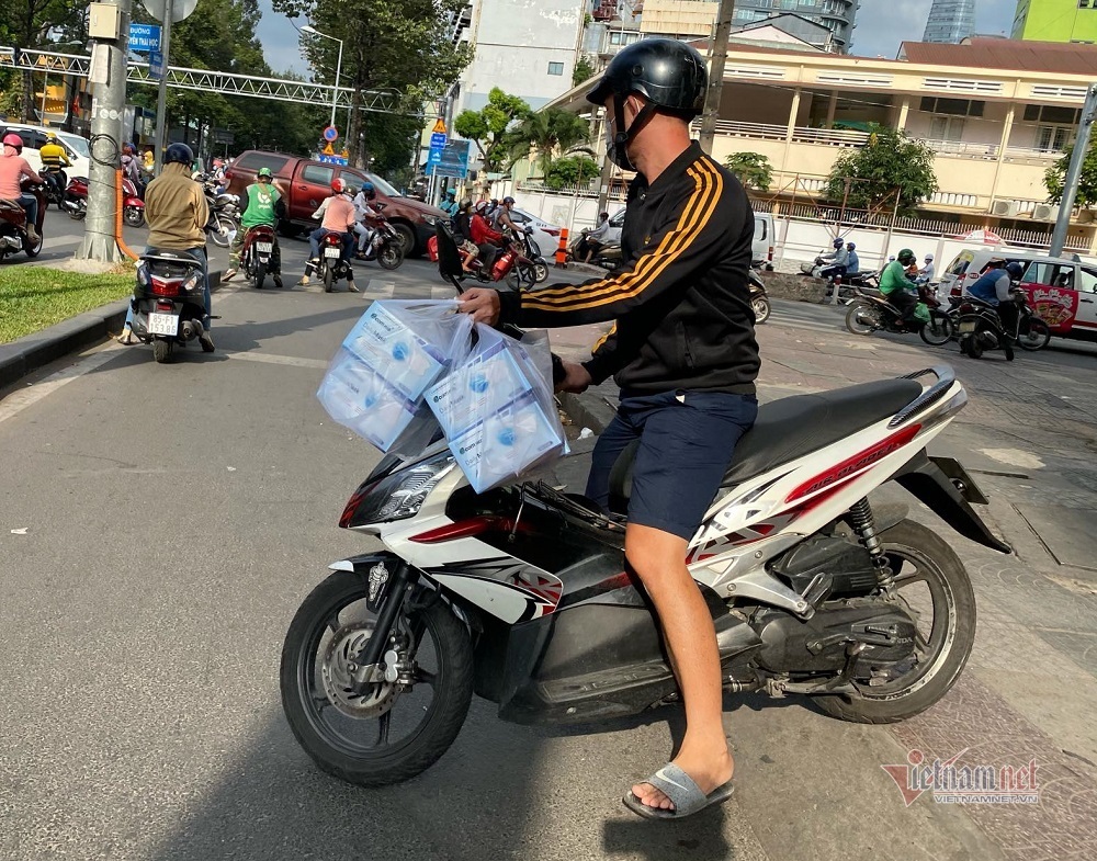 Người Sài Gòn đua nhau mua khẩu trang phòng dịch Covid-19 - 10 Người Sài Gòn đua nhau mua khẩu trang phòng dịch Covid-19 - 10