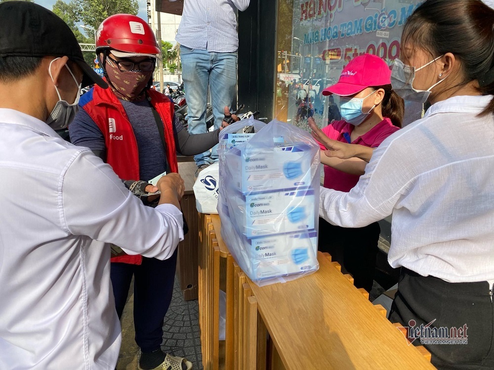Người Sài Gòn đua nhau mua khẩu trang phòng dịch Covid-19 - 4 Người Sài Gòn đua nhau mua khẩu trang phòng dịch Covid-19 - 4