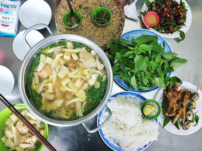 Quán Lẩu gà lá é Đà Lạt ở Hà Nội vừa được review khen đã có thực khách tới chê: Khách kêu 'lèo tèo', không đầy đặn như review, chủ quán thanh minh nhưng không được đồng tình? Quán Lẩu gà lá é Đà Lạt ở Hà Nội vừa được review khen đã có thực khách tới chê: Khách kêu 'lèo tèo', không đầy đặn như review, chủ quán thanh minh nhưng không được đồng tình?