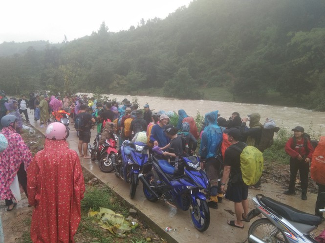 57 du khách mắc kẹt trên núi Tà Giang đã trở về an toàn 57 du khách mắc kẹt trên núi Tà Giang đã trở về an toàn