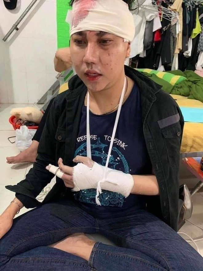 Thánh TikToker 'chịu không chịu thì thôi' rửa xe SH bằng nước hoa, netizen thắc mắc: Có khi đồ 'pha ke' nên không sợ hao! - 3 Thánh TikToker 'chịu không chịu thì thôi' rửa xe SH bằng nước hoa, netizen thắc mắc: Có khi đồ 'pha ke' nên không sợ hao! - 3