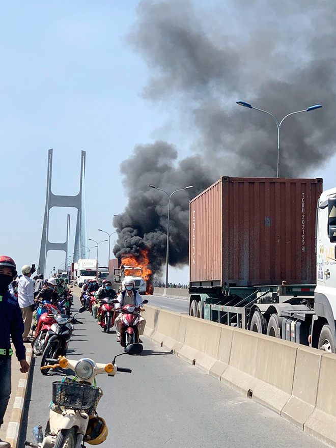 Container bốc cháy trên cầu Phú Mỹ, giao thông ùn tắc nghiêm trọng Container bốc cháy trên cầu Phú Mỹ, giao thông ùn tắc nghiêm trọng