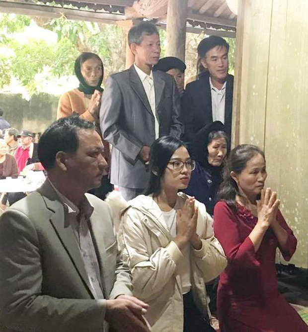 'Xả vai' Hoa hậu, Đỗ Thị Hà đeo kính cận và để mặt mộc đúng lứa tuổi 19: Nhan sắc thật ra sao? 'Xả vai' Hoa hậu, Đỗ Thị Hà đeo kính cận và để mặt mộc đúng lứa tuổi 19: Nhan sắc thật ra sao?