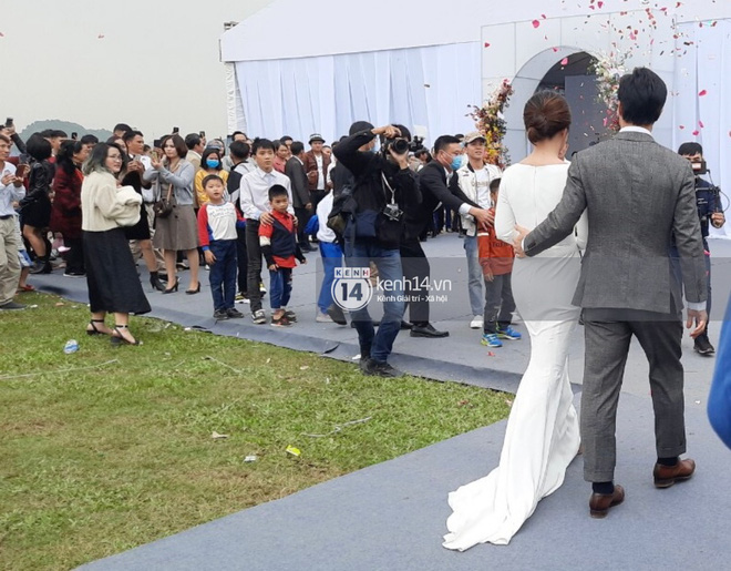 Mãi mới ngắm được cận cảnh nhan sắc cô dâu Viên Minh trong ngày cưới ở quê Công Phượng - 4 Mãi mới ngắm được cận cảnh nhan sắc cô dâu Viên Minh trong ngày cưới ở quê Công Phượng - 4