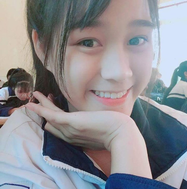 'Xả vai' Hoa hậu, Đỗ Thị Hà đeo kính cận và để mặt mộc đúng lứa tuổi 19: Nhan sắc thật ra sao? - 1 'Xả vai' Hoa hậu, Đỗ Thị Hà đeo kính cận và để mặt mộc đúng lứa tuổi 19: Nhan sắc thật ra sao? - 1