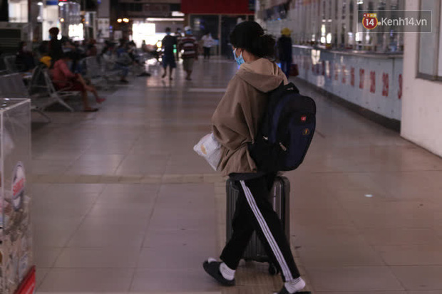 Sinh viên TP.HCM khẩu trang kín mít, lỉnh kỉnh hành lý về quê vì nghỉ học - 1 Sinh viên TP.HCM khẩu trang kín mít, lỉnh kỉnh hành lý về quê vì nghỉ học - 1