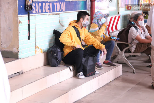 Sinh viên TP.HCM khẩu trang kín mít, lỉnh kỉnh hành lý về quê vì nghỉ học - 2 Sinh viên TP.HCM khẩu trang kín mít, lỉnh kỉnh hành lý về quê vì nghỉ học - 2