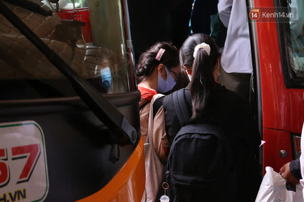 Sinh viên TP.HCM khẩu trang kín mít, lỉnh kỉnh hành lý về quê vì nghỉ học - 3 Sinh viên TP.HCM khẩu trang kín mít, lỉnh kỉnh hành lý về quê vì nghỉ học - 3