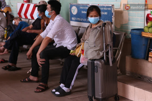 Sinh viên TP.HCM khẩu trang kín mít, lỉnh kỉnh hành lý về quê vì nghỉ học - 4 Sinh viên TP.HCM khẩu trang kín mít, lỉnh kỉnh hành lý về quê vì nghỉ học - 4
