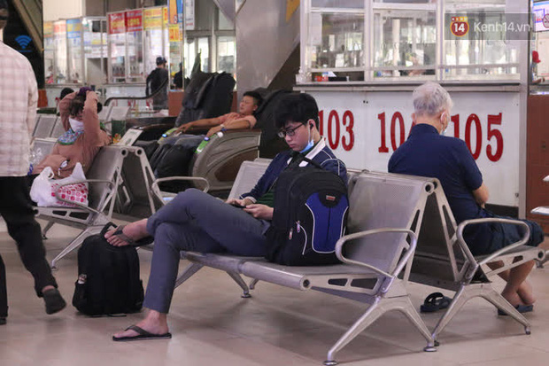 Sinh viên TP.HCM khẩu trang kín mít, lỉnh kỉnh hành lý về quê vì nghỉ học - 5 Sinh viên TP.HCM khẩu trang kín mít, lỉnh kỉnh hành lý về quê vì nghỉ học - 5
