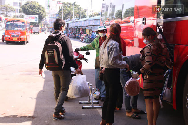 Sinh viên TP.HCM khẩu trang kín mít, lỉnh kỉnh hành lý về quê vì nghỉ học - 10 Sinh viên TP.HCM khẩu trang kín mít, lỉnh kỉnh hành lý về quê vì nghỉ học - 10