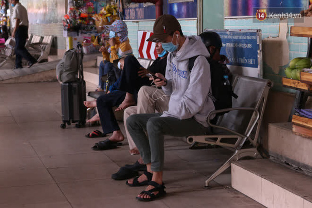 Sinh viên TP.HCM khẩu trang kín mít, lỉnh kỉnh hành lý về quê vì nghỉ học - 11 Sinh viên TP.HCM khẩu trang kín mít, lỉnh kỉnh hành lý về quê vì nghỉ học - 11