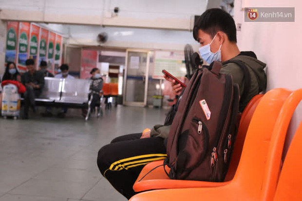 Sinh viên TP.HCM khẩu trang kín mít, lỉnh kỉnh hành lý về quê vì nghỉ học - 13 Sinh viên TP.HCM khẩu trang kín mít, lỉnh kỉnh hành lý về quê vì nghỉ học - 13
