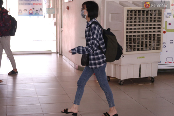 Sinh viên TP.HCM khẩu trang kín mít, lỉnh kỉnh hành lý về quê vì nghỉ học - 6 Sinh viên TP.HCM khẩu trang kín mít, lỉnh kỉnh hành lý về quê vì nghỉ học - 6