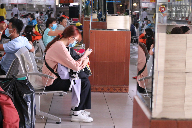 Sinh viên TP.HCM khẩu trang kín mít, lỉnh kỉnh hành lý về quê vì nghỉ học - 7 Sinh viên TP.HCM khẩu trang kín mít, lỉnh kỉnh hành lý về quê vì nghỉ học - 7