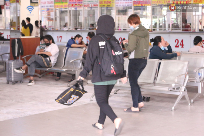 Sinh viên TP.HCM khẩu trang kín mít, lỉnh kỉnh hành lý về quê vì nghỉ học - 8 Sinh viên TP.HCM khẩu trang kín mít, lỉnh kỉnh hành lý về quê vì nghỉ học - 8