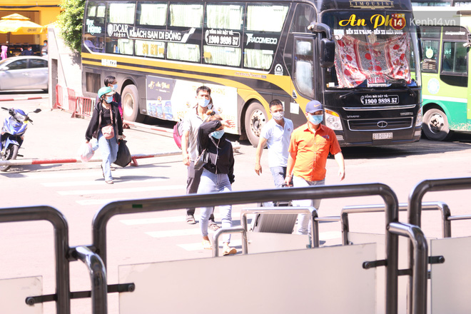 Sinh viên TP.HCM khẩu trang kín mít, lỉnh kỉnh hành lý về quê vì nghỉ học - 9 Sinh viên TP.HCM khẩu trang kín mít, lỉnh kỉnh hành lý về quê vì nghỉ học - 9