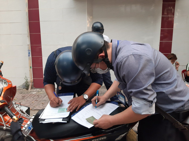 3 người bị xử phạt 6 triệu đồng vì nhậu ngoài vỉa hè không đeo khẩu trang - 1 3 người bị xử phạt 6 triệu đồng vì nhậu ngoài vỉa hè không đeo khẩu trang - 1