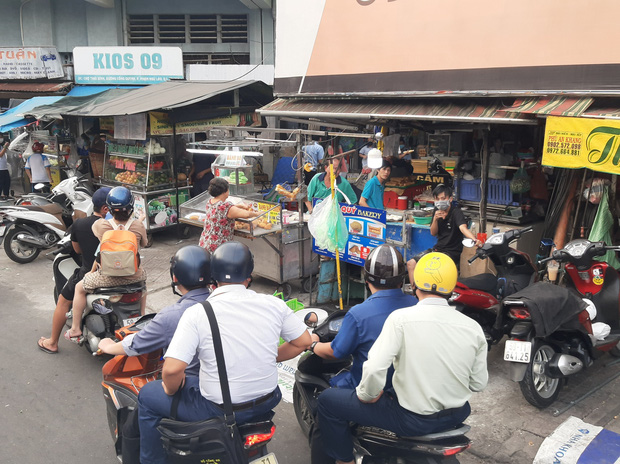 3 người bị xử phạt 6 triệu đồng vì nhậu ngoài vỉa hè không đeo khẩu trang - 4 3 người bị xử phạt 6 triệu đồng vì nhậu ngoài vỉa hè không đeo khẩu trang - 4