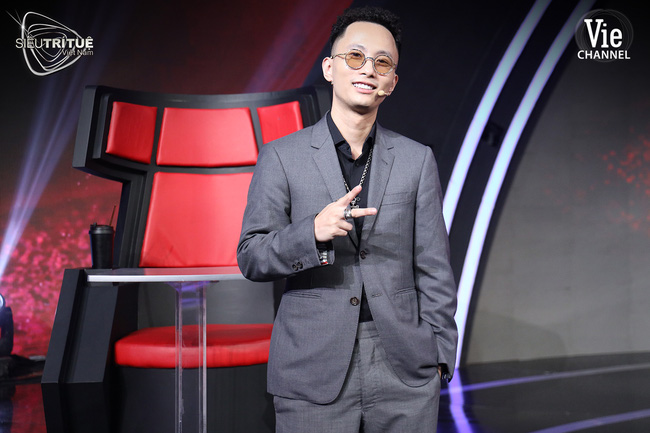 Siêu trí tuệ: Tóc Tiên bất ngờ hé lộ profile chuẩn con nhà người ta của giám khảo Rap Việt - Rhymastic - 4 Siêu trí tuệ: Tóc Tiên bất ngờ hé lộ profile chuẩn con nhà người ta của giám khảo Rap Việt - Rhymastic - 4