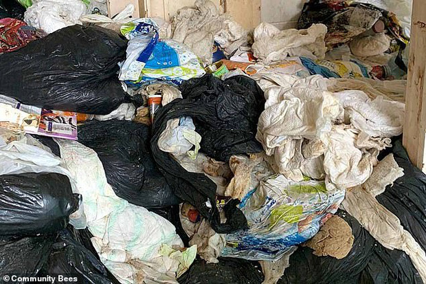 Ngôi nhà tích trữ 27 tấn rác ngồn ngộn suốt 1 thập kỷ, không hề vứt bỏ một lần nào khiến đội dọn dẹp suýt ngã ngửa Ngôi nhà tích trữ 27 tấn rác ngồn ngộn suốt 1 thập kỷ, không hề vứt bỏ một lần nào khiến đội dọn dẹp suýt ngã ngửa