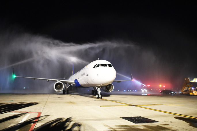 Cận cảnh máy bay đầu tiên và dàn tiếp viên của Vietravel Airlines ở sân bay Tân Sơn Nhất - 1 Cận cảnh máy bay đầu tiên và dàn tiếp viên của Vietravel Airlines ở sân bay Tân Sơn Nhất - 1