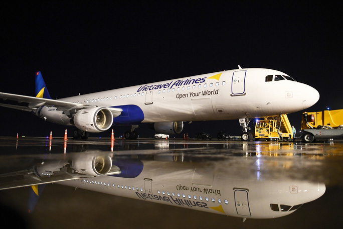 Cận cảnh máy bay đầu tiên và dàn tiếp viên của Vietravel Airlines ở sân bay Tân Sơn Nhất - 2 Cận cảnh máy bay đầu tiên và dàn tiếp viên của Vietravel Airlines ở sân bay Tân Sơn Nhất - 2