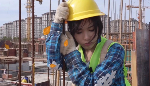 Phú bà 'real' giấu bố mẹ thử làm công nhân trong công trình của gia đình, lộ số dư tài khoản khiến dân mạng 'xỉu up xỉu down' - 2 Phú bà 'real' giấu bố mẹ thử làm công nhân trong công trình của gia đình, lộ số dư tài khoản khiến dân mạng 'xỉu up xỉu down' - 2