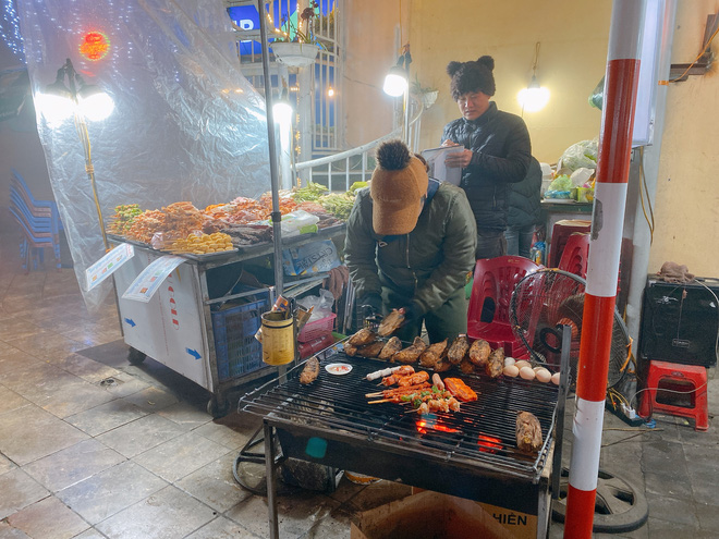 Nhiệt độ giảm mạnh chỉ còn 8 độ C, thị trấn Sa Pa chìm trong sương mù, rét buốt - 9 Nhiệt độ giảm mạnh chỉ còn 8 độ C, thị trấn Sa Pa chìm trong sương mù, rét buốt - 9
