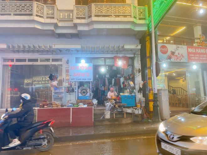 Nhiệt độ giảm mạnh chỉ còn 8 độ C, thị trấn Sa Pa chìm trong sương mù, rét buốt - 13 Nhiệt độ giảm mạnh chỉ còn 8 độ C, thị trấn Sa Pa chìm trong sương mù, rét buốt - 13
