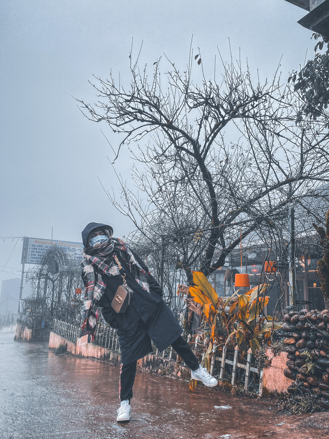 Nhiệt độ giảm mạnh chỉ còn 8 độ C, thị trấn Sa Pa chìm trong sương mù, rét buốt - 2 Nhiệt độ giảm mạnh chỉ còn 8 độ C, thị trấn Sa Pa chìm trong sương mù, rét buốt - 2