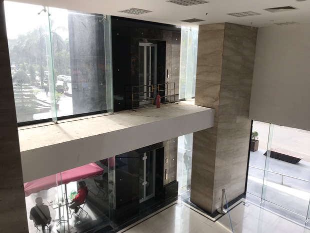 Vụ người đàn ông rơi từ tầng 2 thang máy chung cư xuống đất ở Hà Nội: 'Thang do chủ đầu tư lắp đặt thêm, sai thiết kế và vận hành chui' - 1 Vụ người đàn ông rơi từ tầng 2 thang máy chung cư xuống đất ở Hà Nội: 'Thang do chủ đầu tư lắp đặt thêm, sai thiết kế và vận hành chui' - 1