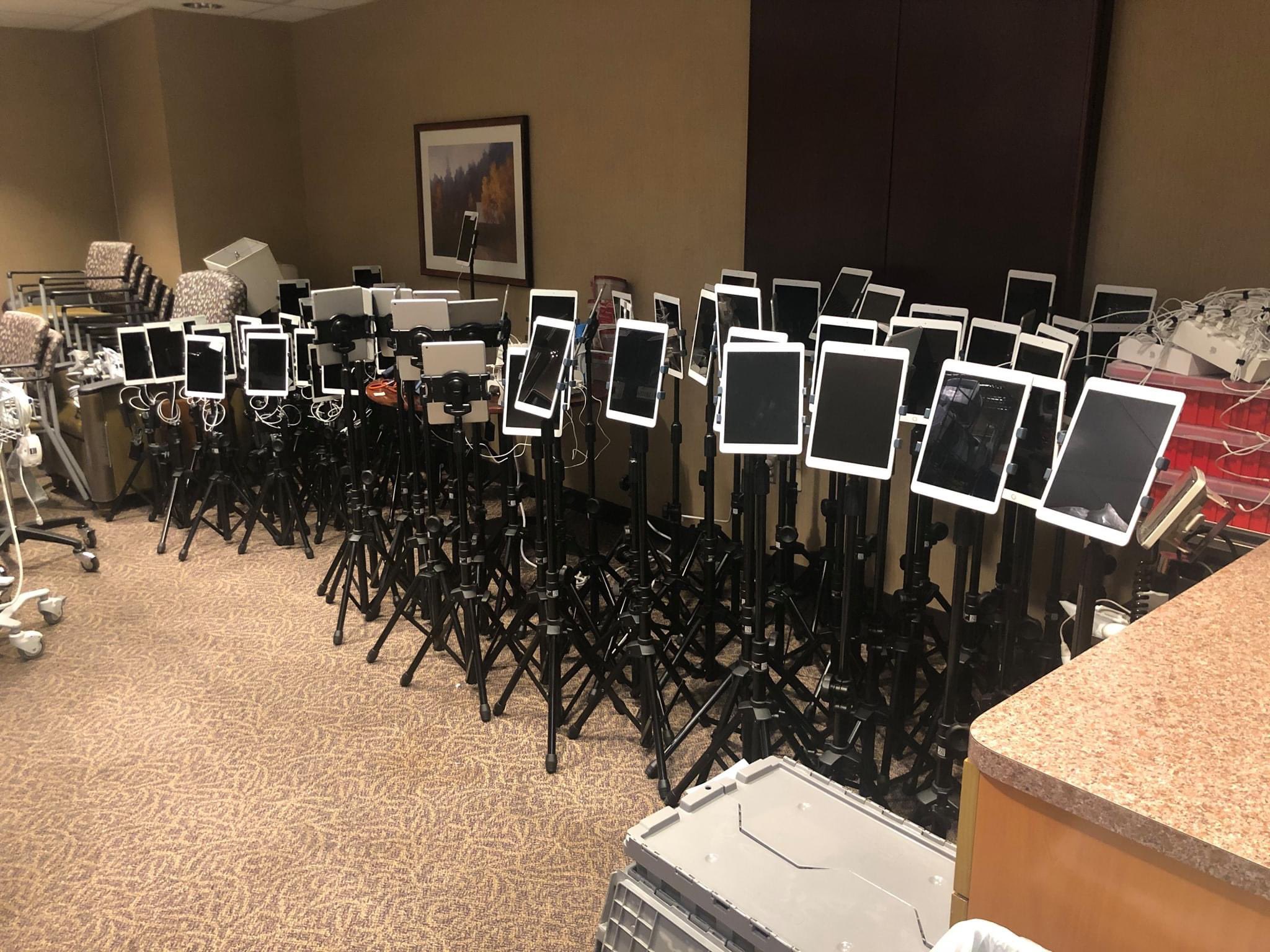 Bức ảnh phản ánh hiện thực đau thương của đại dịch Covid-19: Dàn máy iPad được chuẩn bị để bệnh nhân sắp qua đời từ biệt người thân Bức ảnh phản ánh hiện thực đau thương của đại dịch Covid-19: Dàn máy iPad được chuẩn bị để bệnh nhân sắp qua đời từ biệt người thân